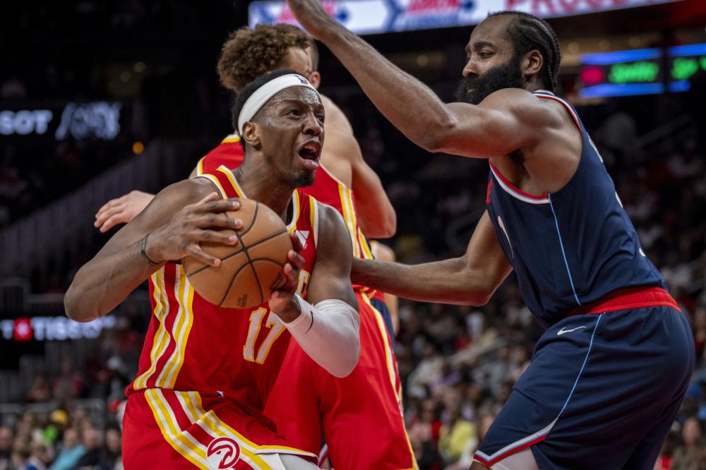 显得更加自 显得更加自